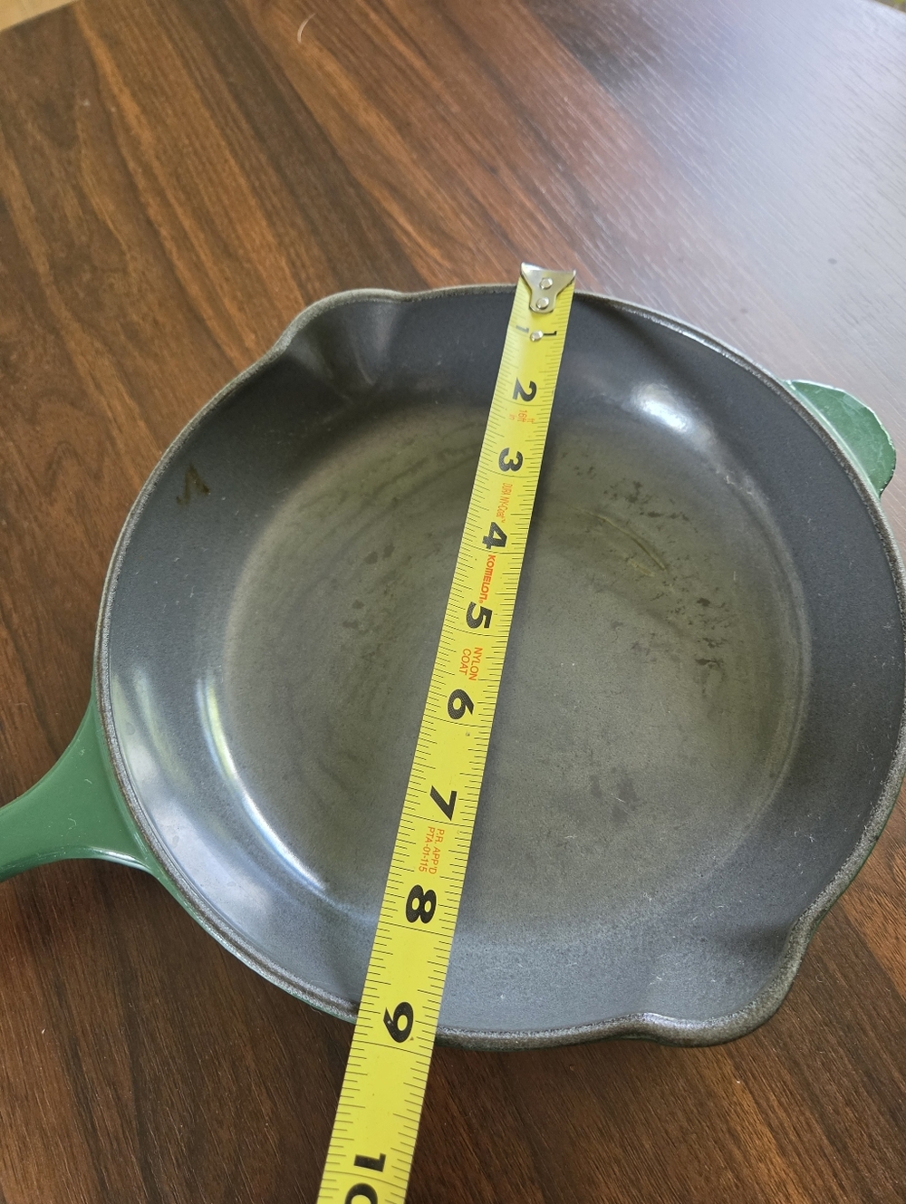 Vintage Le Creuset #23 Emerald Green Enameled Cast Iron Skillet 9" Double Spout - Picture 5 of 7